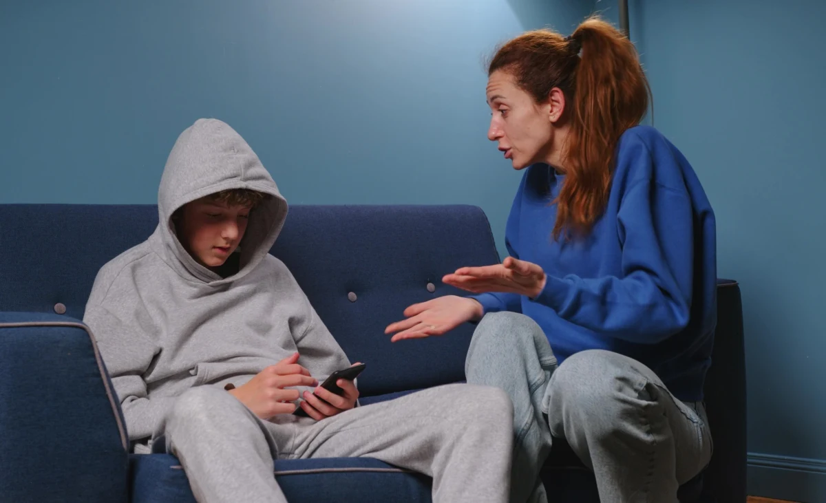 Trzynastolatek z Płońska (woj. mazowieckie) miał tylko pograć i porozmawiać z innymi graczami, a tymczasem padł ofiarą sprytnego oszustwa internetowego. Fałszywy administrator aplikacji wyłudził od niego kody SMS, które pozwoliły na naliczenie blisko 800 zł dodatkowych opłat na rachunku telefonicznym jego rodziców.