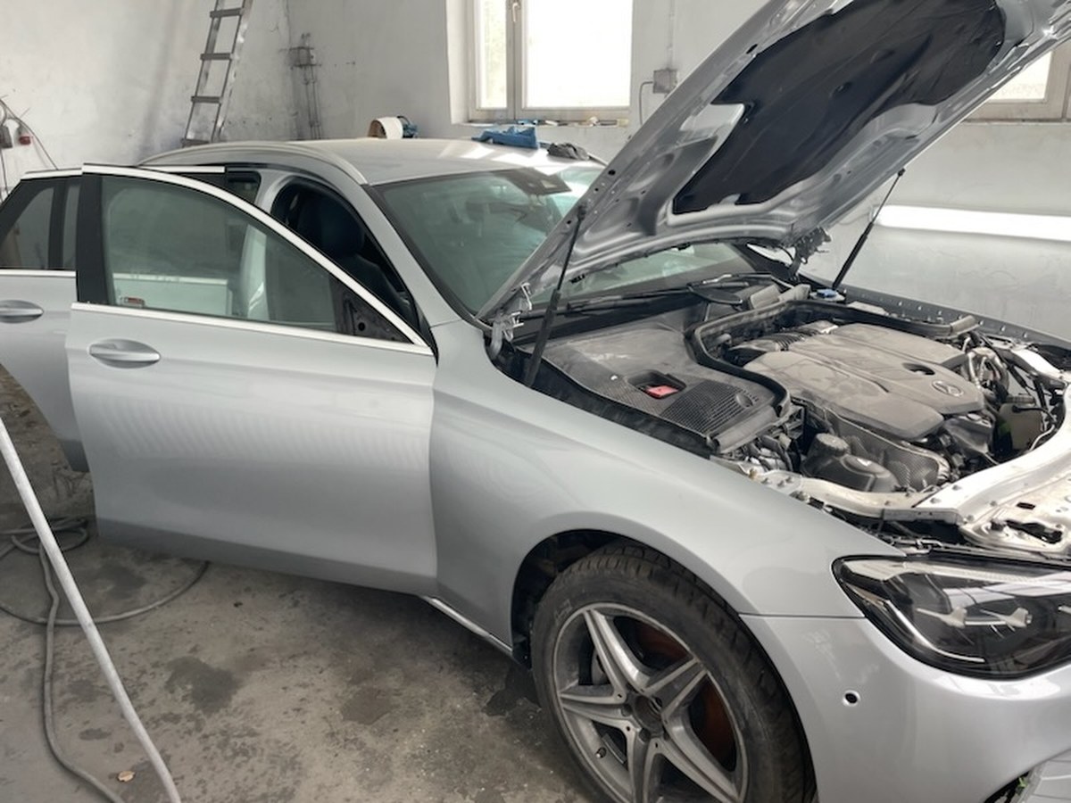 Luksusowe auta z kradzieży i pięciu zatrzymanych. Policja rozbiła szajkę samochodową