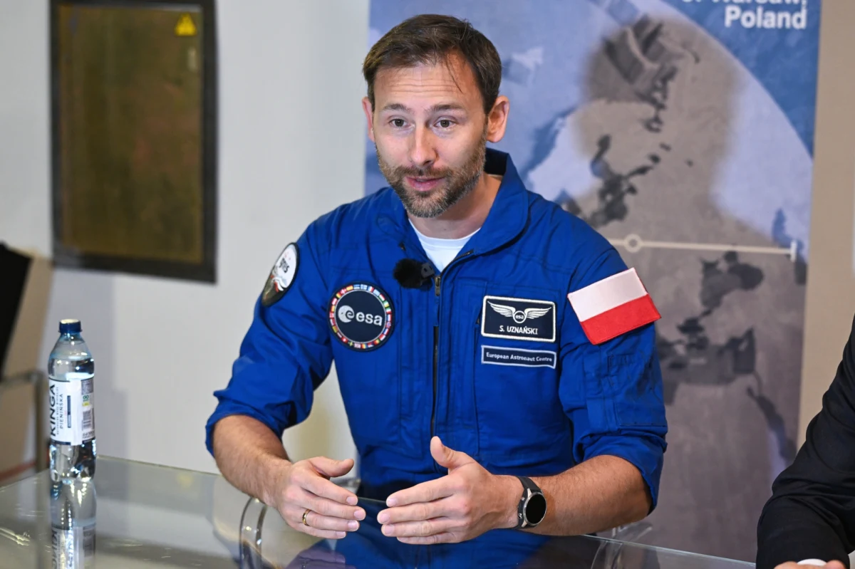 Start misji Ax-4 z Uznańskim-Wiśniewskim na Międzynarodową Stację Kosmiczną (ISS) został przełożony na środę, na godz. 14 czasu polskiego - poinformowano w poniedziałek. Jak podała firma SpaceX, powodem tego, że lot Polaka w Kosmos został przeniesiony, jest prognozowany silny wiatr. Startu Uznańskiego-Wiśniewskiego na żywo nie zobaczy jego żona Aleksandra - dowiedział się dziennikarz RMF FM Paweł Żuchowski. Musi ona jutro wylecieć z USA, by w środę być w Sejmie w czasie głosowania nad wotum zaufania dla rządu. 