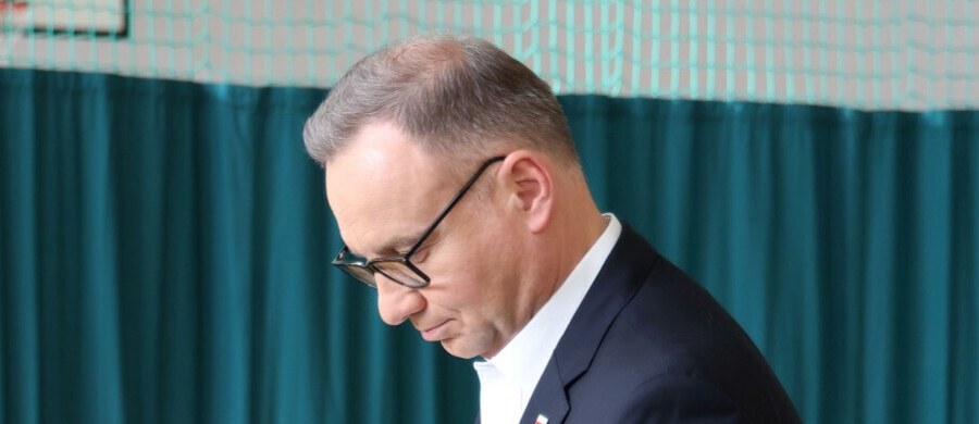 "Uwaga! Jest wrażenie, że postkomuniści do spółki z liberalno-lewicowymi chcą przekręcić ostatnie, rozstrzygnięte już wybory prezydenckie w Polsce i odebrać nam wolność wyboru (...)" - napisał w poniedziałek prezydent Andrzej Duda. To pokłosie doniesień o ewentualnych nieprawidłowościach w niektórych komisjach wyborczych. Ostre słowa prezydenta wywołały falę komentarzy polityków praktycznie z każdej strony sceny politycznej. Riposty okazały się równie mocne, co wpis prezydenta. "To jest żart, a nie głowa państwa" - napisał jeden z polityków.