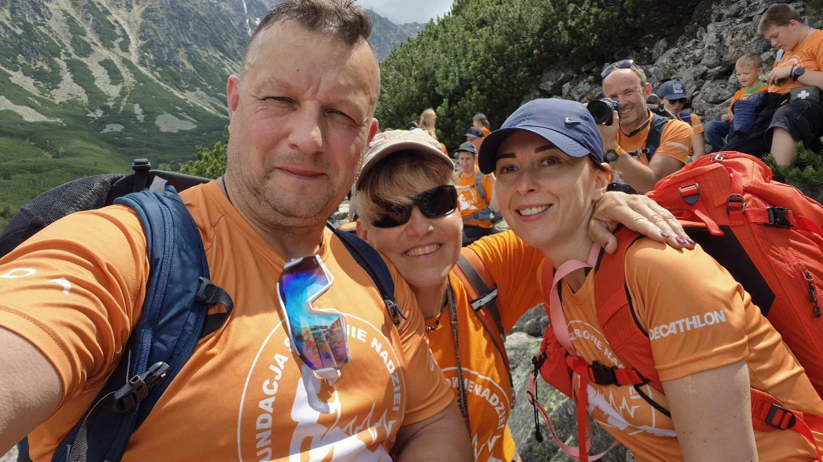 W ostatni weekend Szerpowie Nadziei po raz czwarty w tym roku wyruszyli w Tatry wraz ze Skarbami - osobami z niepełnosprawnościami. Tym razem wspólnie zdobyli m.in. Przełęcz Liliowe, Morskie Oko, Halę Gąsienicową, Czarny Staw Gąsienicowy, Rusinową Polanę, Gęsią Szyję, Dolinę Pięciu Stawów Polskich oraz Wielką Siklawę w Tatrach Wysokich, a także Nosal i Kopieniec Wielki w Tatrach Zachodnich.