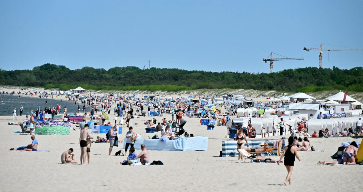 Kontrole autokarów, kontrole punktów gastronomicznych czy miejsc wypoczynku dla dzieci i młodzieży podczas wakacji zapowiedziały zachodniopomorskie instytucje. To pokłosie rosnącej liczby turystów. W zeszłym roku region odwiedziło aż 3,5 mln osób. 