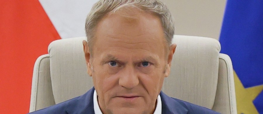 ​Donald Tusk w środę złoży wniosek o wotum zaufania dla swojego rządu i wygłosi expose. To polityczna odpowiedź na przegraną Rafała Trzaskowskiego w drugiej turze wyborów prezydenckich i zarazem próba wzmocnienia jedności koalicji rządzącej. Jak ujawniają bliscy współpracownicy premiera, wystąpienie Tuska ma być nie tylko podsumowaniem dotychczasowych działań, ale także planem działania na kolejne dwa i pół roku.
