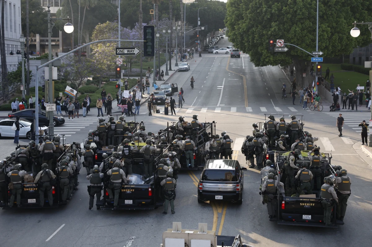 Stan Kalifornia podał w poniedziałek administrację prezydenta USA Donalda Trumpa do sądu w związku z wysłaniem przez nią do Los Angeles Gwardii Narodowej w odpowiedzi na protesty. Według władz stanowych ten krok był nielegalny. Również w poniedziałek Pentagon ogłosił mobilizację dodatkowych 2 tys. gwardzistów.