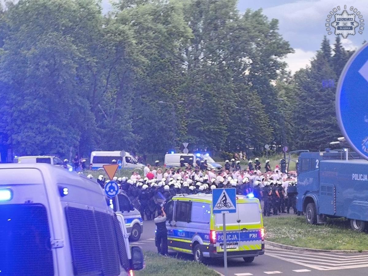​180 z jednej strony, 150 z drugiej. Planowana ustawka przed meczem kadry
