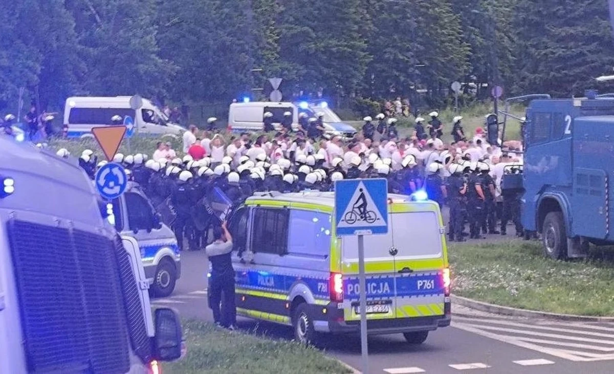 Przed rozpoczęciem meczu reprezentacji Polski z Mołdawią na Stadionie Śląskim w Chorzowie kibice wielu klubów planowali ustawkę - poinformowała policja. Udało się jej zapobiec. W pierwszej z grup, liczącej 180 osób, zgromadzili się kibice m.in. Widzewa Łódź, Ruchu Chorzów, Wisły Kraków i Elany Toruń. W drugiej, skonfliktowani z nimi, fani ŁKS Łódź, GKS Tychy, Lecha Poznań i Cracovii - łącznie 150 osób.