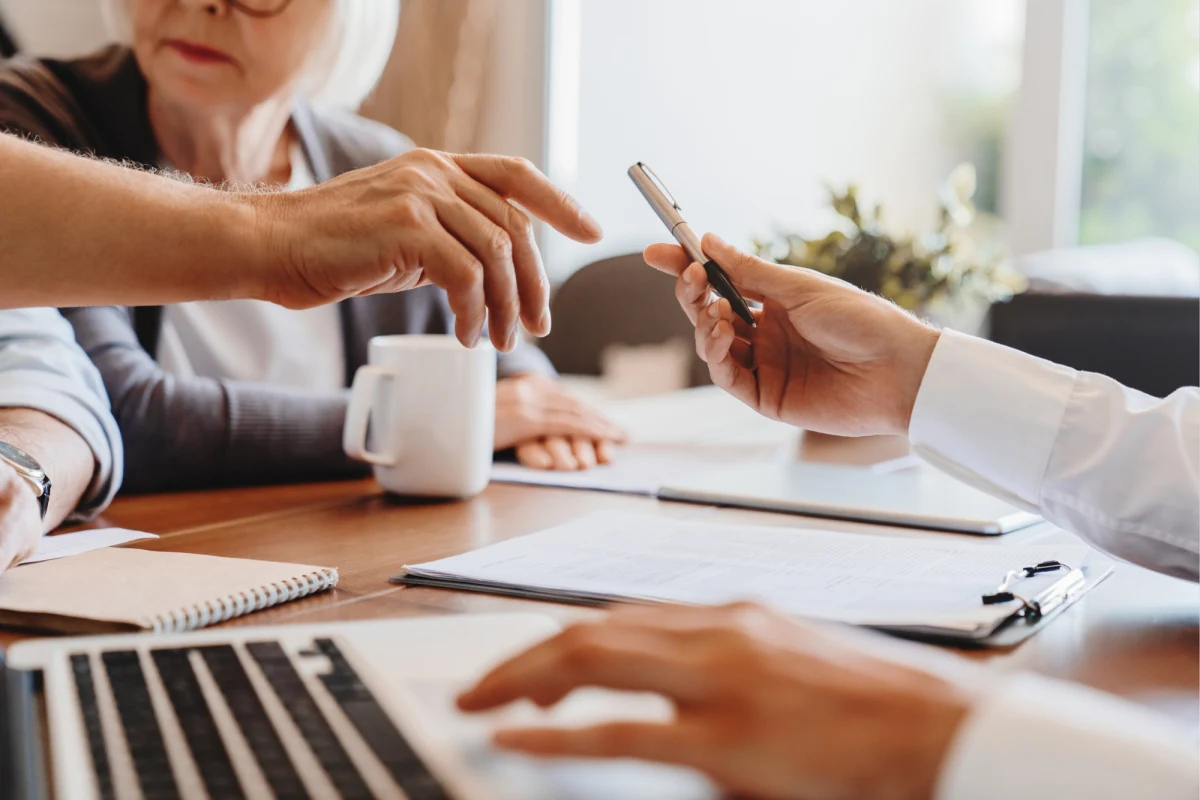 Zaciągnięcie kredytu gotówkowego wiąże się z koniecznością dopełnienia kilku formalności. Jednym z pierwszych kroków jest przygotowanie odpowiednich dokumentów, które pozwolą bankowi ocenić zdolność kredytową i zweryfikować tożsamość wnioskodawcy. Wymagania mogą się różnić w zależności od rodzaju zatrudnienia czy instytucji, ale niektóre zaświadczenia są niezbędne w każdym przypadku. Sprawdź, co przygotować przed złożeniem wniosku o kredyt gotówkowy.