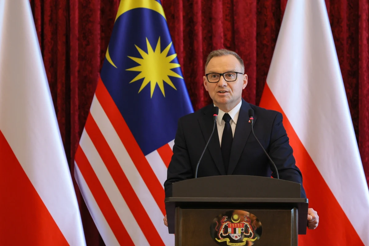 Apel prezydenta Andrzeja Dudy. Podczas briefingu w Kuala Lumpur poprosił rodaków, by bacznie przyglądali się sytuacji, gdy pojawiają się głosy wzywające do ponownego przeliczenia głosów w wyborach prezydenckich i "nie pozwolili na to, by w Polsce naruszane były podstawowe zasady demokratyczne". Według prezydenta ws. wyboru prezydenta ewidentne są próby nacisku na PKW i Sąd Najwyższy, a "sytuacja może wyewoluować w złym kierunku".