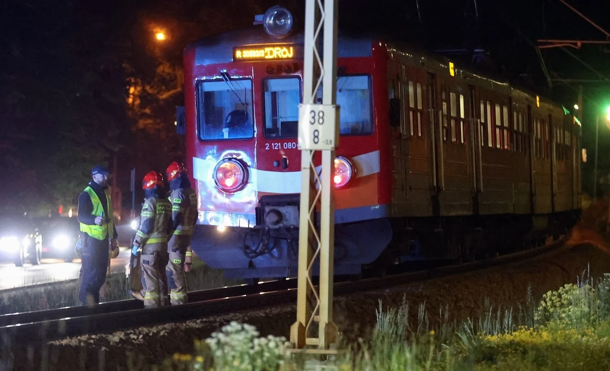 Do tragicznego wypadku z udziałem pociągu doszło w poniedziałek w nocy w Poroninie (woj. małopolskie). Jedna osoba nie żyje, a jedna jest w szpitalu. Na miejscu lądował śmigłowiec LPR.