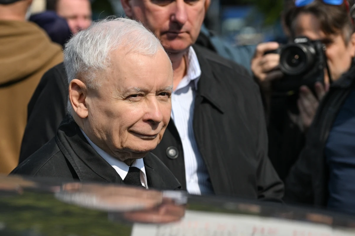 "Spotykamy się dzisiaj już w nowej sytuacji, mamy nowego prezydenta. Mamy nadzieję na to, że to wszystko, co tak bardzo dzisiaj szkodzi Polsce, się skończy" - mówił we wtorek Jarosław Kaczyński podczas obchodów miesięcznicy katastrofy smoleńskiej. Prezes PiS zdradził też, co podczas spowiedzi polecił mu ksiądz.