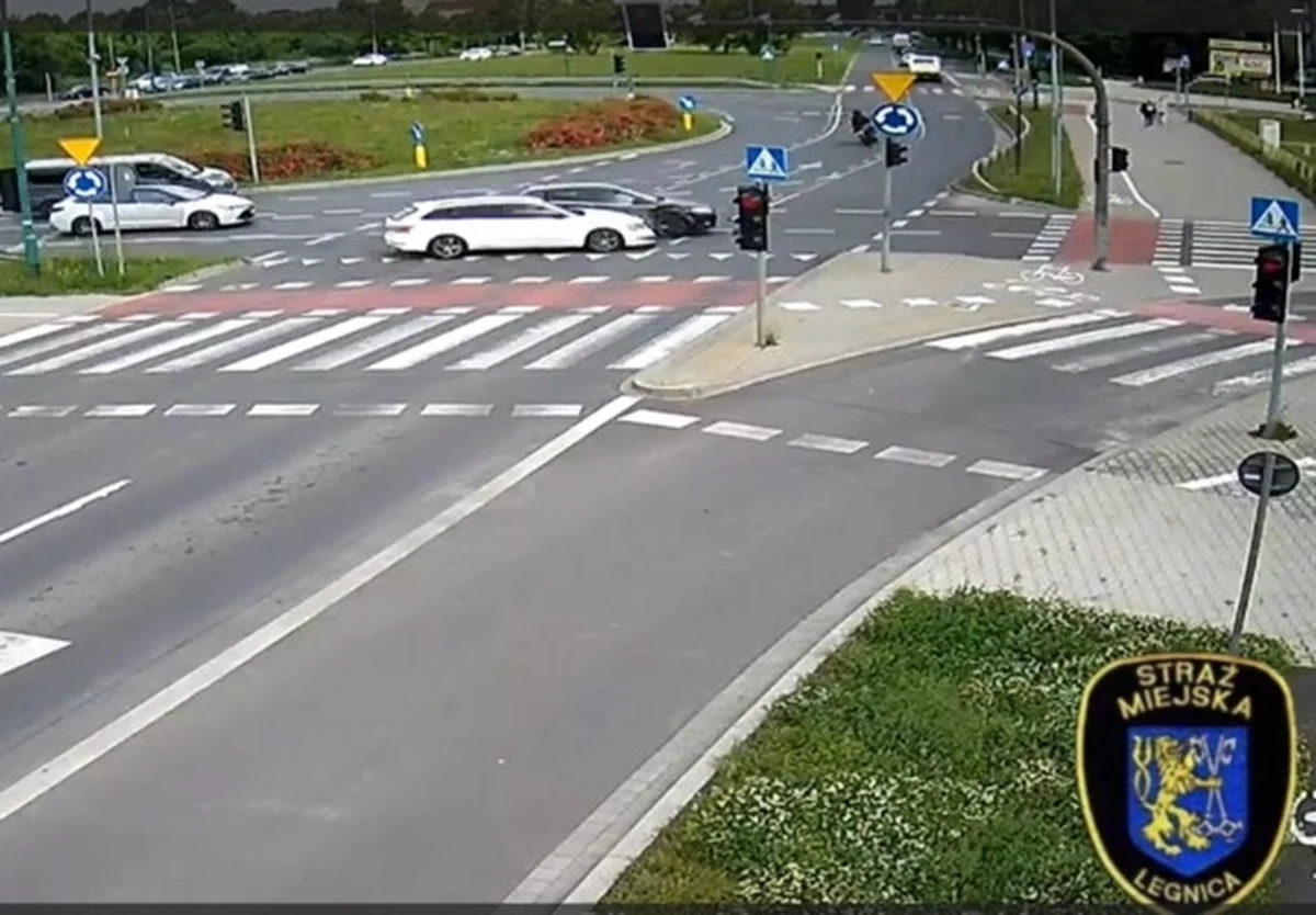 Groźnie wyglądający wypadek w Legnicy (woj. dolnośląskie). Kierowca skody wjechał na rondo na czerwonym świetle i zderzył się z innym pojazdem. Na szczęście nikomu nic się nie stało. Jak się jednak później okazało, poszkodowany kierowca również nie powinien w ogóle znajdować się w samochodzie. Posiadał bowiem aż dwa aktywne zakazy prowadzenia pojazdów.