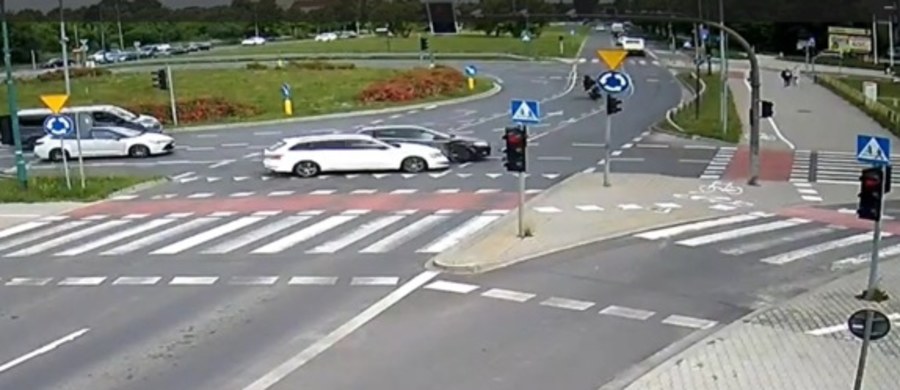 Groźnie wyglądający wypadek w Legnicy (woj. dolnośląskie). Kierowca skody wjechał na rondo na czerwonym świetle i zderzył się z innym pojazdem. Na szczęście nikomu nic się nie stało. Jak się jednak później okazało, poszkodowany kierowca również nie powinien w ogóle znajdować się w samochodzie. Posiadał bowiem aż dwa aktywne zakazy prowadzenia pojazdów.
