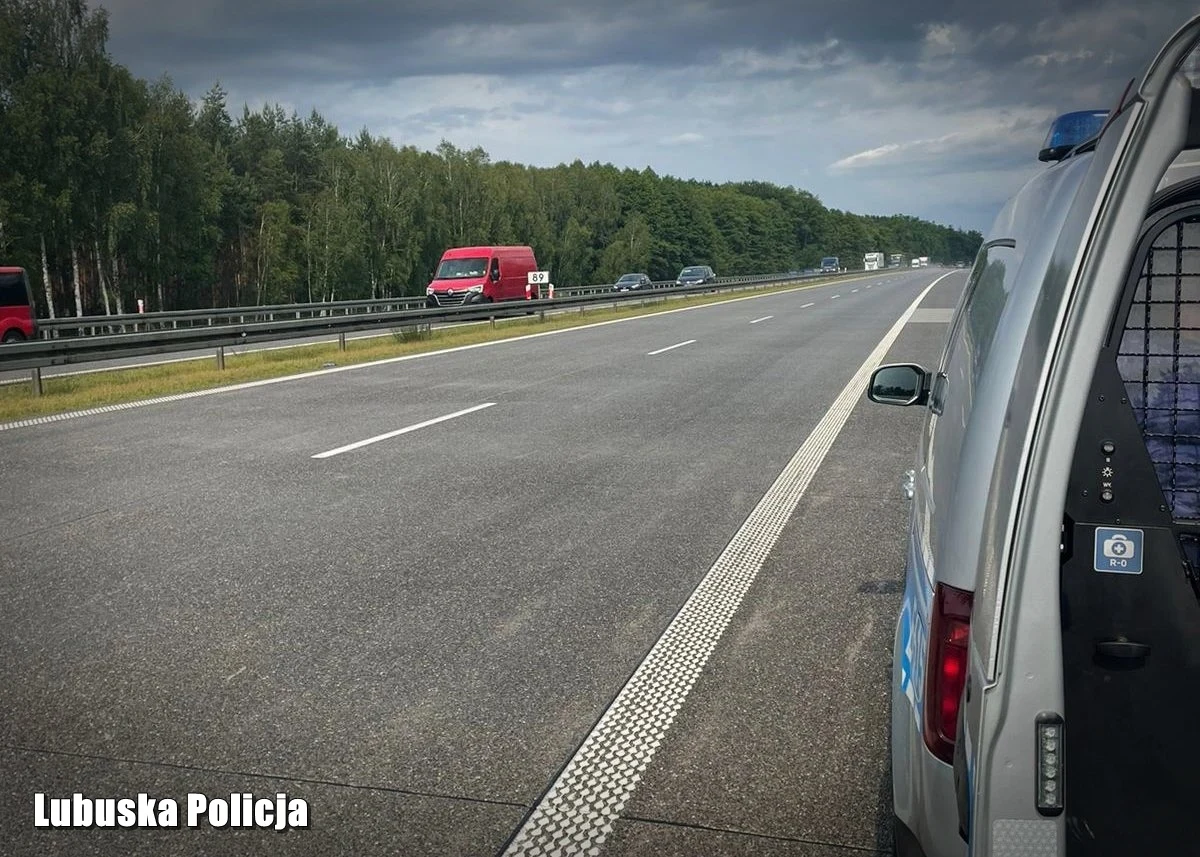 Z tak kuriozalną sytuacją policjanci dawno nie mieli do czynienia. 68-letni mężczyzna jechał pod prąd autostradą A2 na elektrycznej hulajnodze. Do tego był pod wpływem alkoholu. Na szczęście został zatrzymany. Do zdarzenia doszło w okolicach Świebodzina w Lubuskiem.