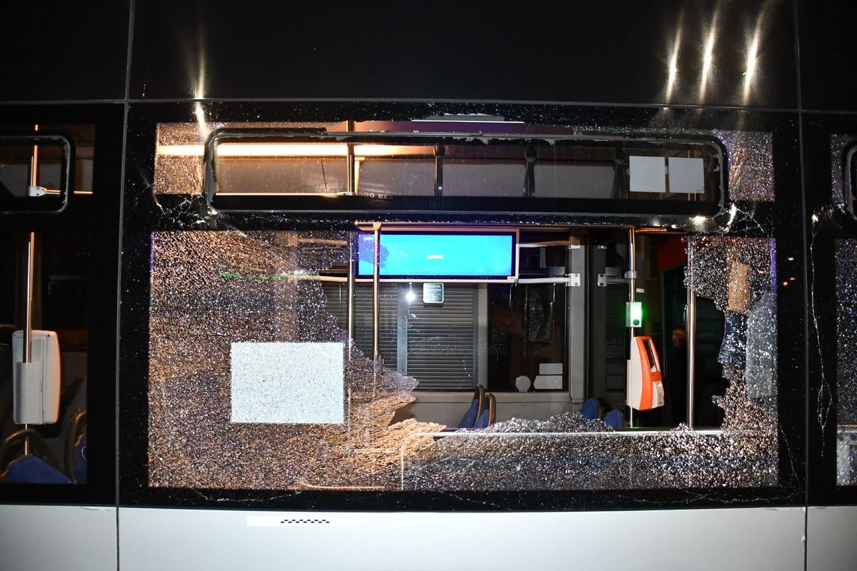 Zdemolował autobus młotkiem awaryjnym. Ogromne straty