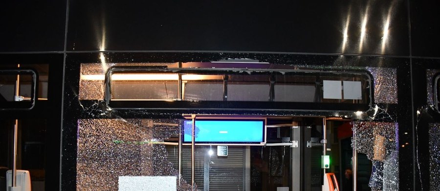 Pasażer autobusu miejskiego w Rzeszowie w trakcie jazdy zdemolował pojazd młotkiem awaryjnym. Straty oszacowano na blisko 50 tys. zł. Napastnik miał ponad 2,5 promila alkoholu w organizmie.