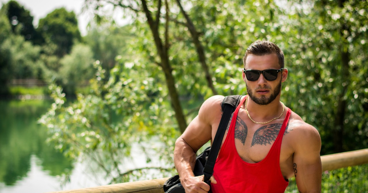 Niegrzeczny, niedostępny, pociągający. Dlaczego kobiety wolą BadBoy’ów?