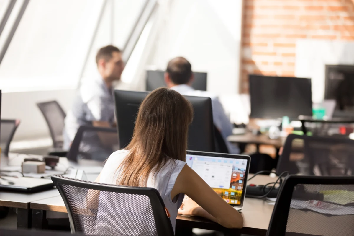 Do 30 czerwca 2025 r. Ministerstwo Rodziny, Pracy i Polityki Społecznej ma ogłosić zasady pilotażu skróconego czasu pracy. W kolejnych miesiącach będzie trwał nabór do programu. Jak się okazuje, przez cztery dni w tygodniu chce pracować aż 90 proc. specjalistów i menedżerów w Polsce. Pod jednym warunkiem: że nie wpłynie to na ich zarobki.