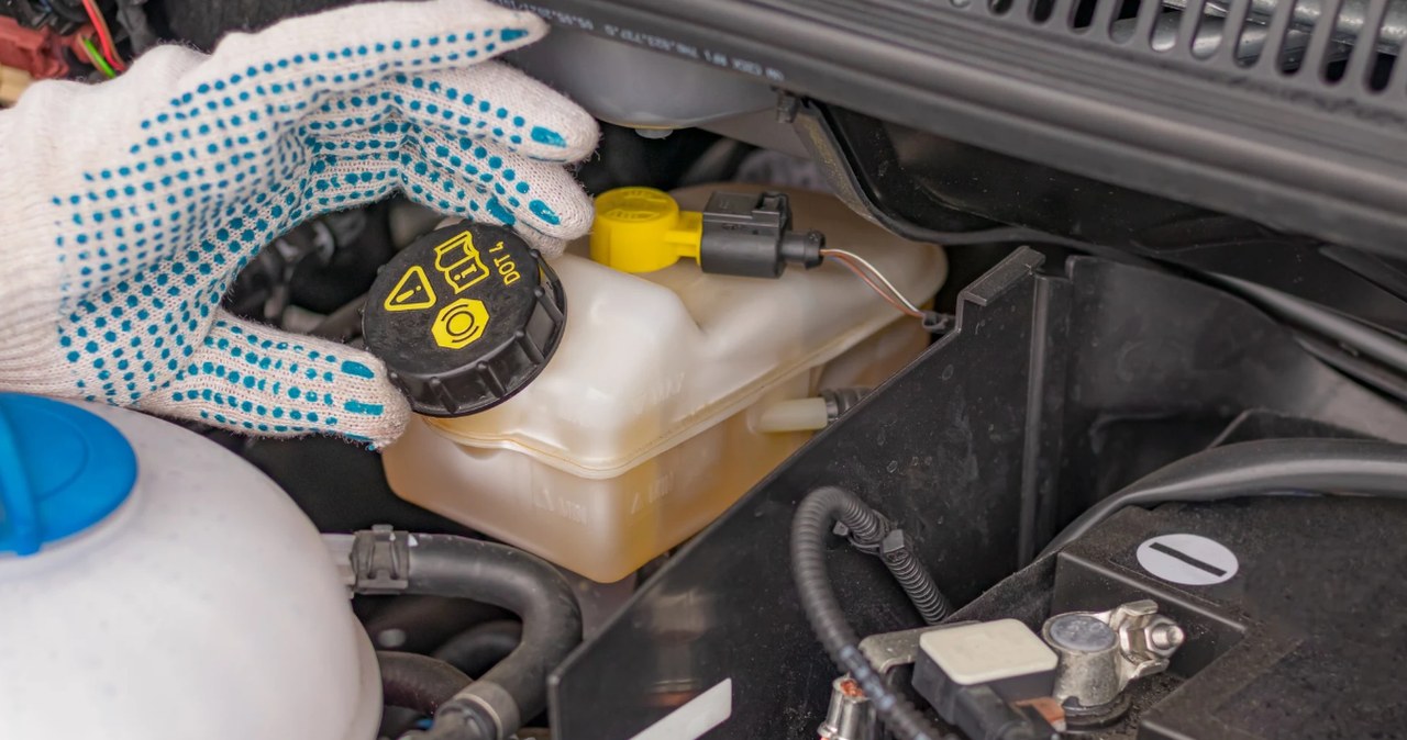 Płyn hamulcowy może spustoszyć lakier. Kiedy się rozleje, trzeba działać