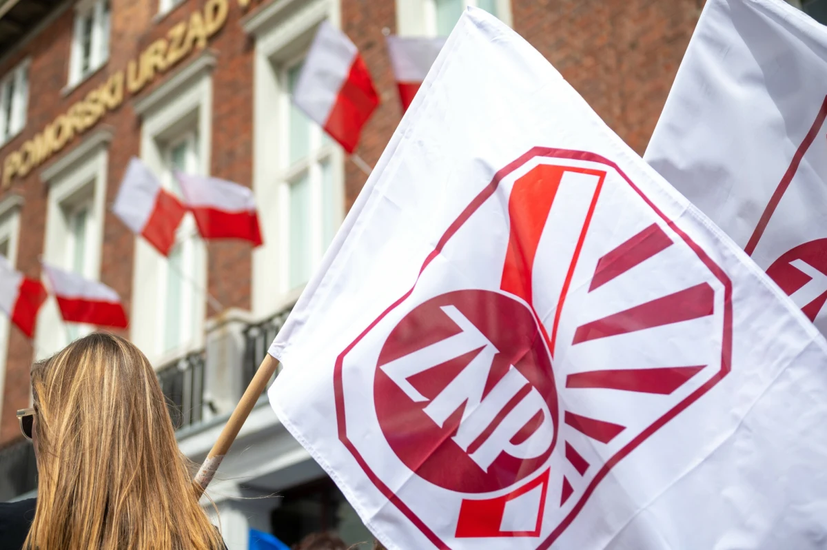 ZNP grozi akcją protestacyjną. 24 czerwca Zarząd Główny podejmie decyzję o jej rozpoczęciu - poinformował prezes związku Sławomir Broniarz. Chodzi o zarobki nauczycieli i nowelizację Karty nauczyciela.