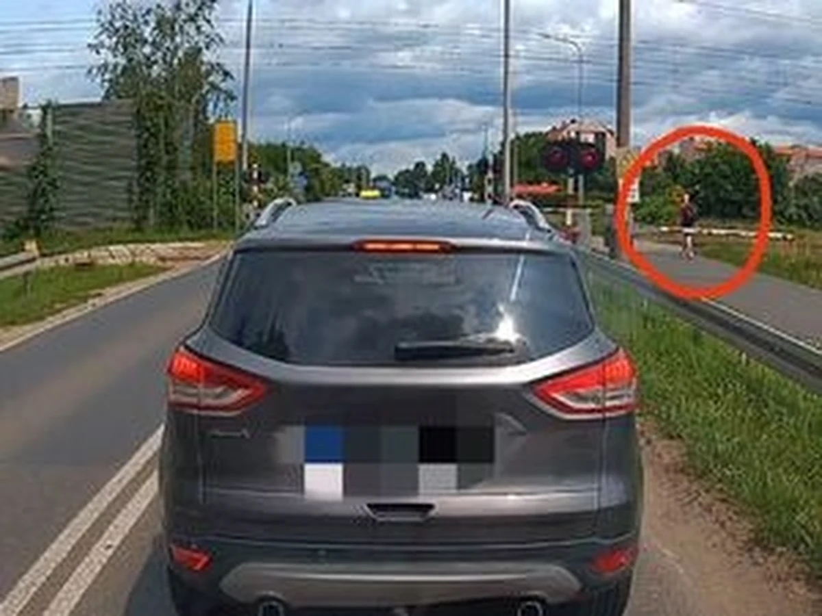 Policja opublikowała nagranie ku przestrodze, na którym widać skrajnie nieodpowiedzialne zachowanie 37-letniego mieszkańca powiatu oławskiego (woj. dolnośląskie). Mężczyzna zignorował czerwone światło i opuszczone rogatki i przeszedł przez przejazd kolejowy przy jednej z ulic w Oławie tuż przed nadjeżdżającym pociągiem. Mężczyzna miał założone duże słuchawki i - jak sam tłumaczył - „spieszył się, ale przecież zdążył”…