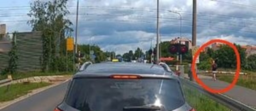 Policja opublikowała nagranie ku przestrodze, na którym widać skrajnie nieodpowiedzialne zachowanie 37-letniego mieszkańca powiatu oławskiego (woj. dolnośląskie). Mężczyzna zignorował czerwone światło i opuszczone rogatki i przeszedł przez przejazd kolejowy przy jednej z ulic w Oławie tuż przed nadjeżdżającym pociągiem. Mężczyzna miał założone duże słuchawki i - jak sam tłumaczył - „spieszył się, ale przecież zdążył”…
