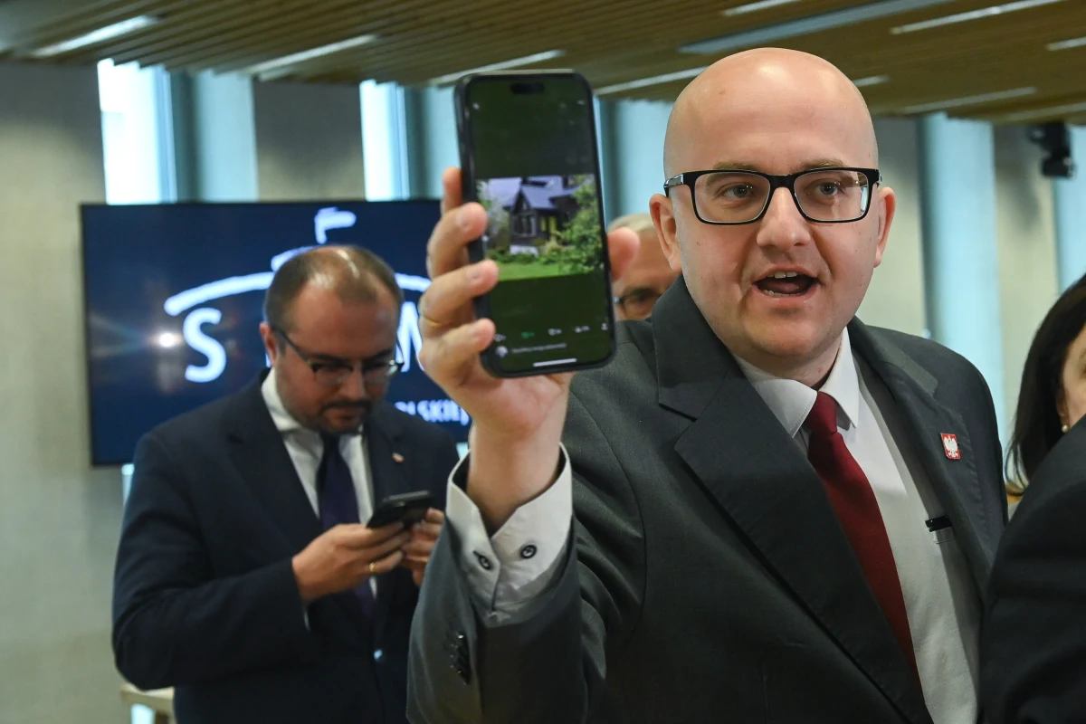 Agencja Bezpieczeństwa Wewnętrznego złożyła zawiadomienie do Prokuratury Okręgowej w Warszawie w sprawie tzw. aplikacji posła Mateckiego. Poinformował o tym premier Donald Tusk przed wtorkowym posiedzeniem rządu. "Mówimy tutaj nie o fałszowaniu wyborów czy złym liczeniu głosów, tylko być może o popełnieniu przestępstwa" - powiedział premier.