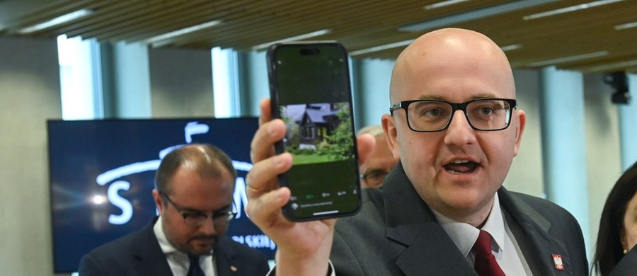 Agencja Bezpieczeństwa Wewnętrznego złożyła zawiadomienie do Prokuratury Okręgowej w Warszawie w sprawie tzw. aplikacji posła Mateckiego. Poinformował o tym premier Donald Tusk przed wtorkowym posiedzeniem rządu. "Mówimy tutaj nie o fałszowaniu wyborów czy złym liczeniu głosów, tylko być może o popełnieniu przestępstwa" - powiedział premier.
