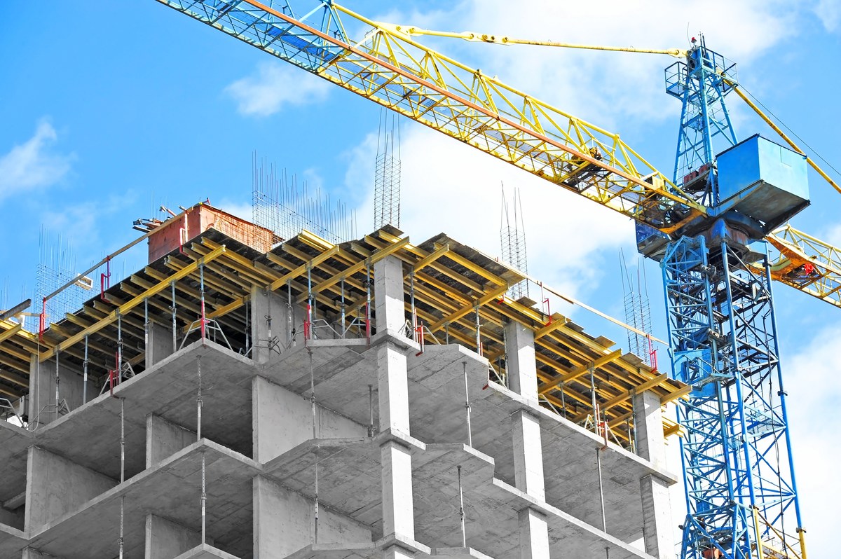 Liczba nowo wybudowanych mieszkań w pierwszym kwartale 2025 roku spadła o 2,5 tys. w porównaniu do analogicznego okresu roku ubiegłego. Zmniejszyła się również łączna powierzchnia oddanych lokali. Poinformował o tym Główny Urząd Statystyczny (GUS).