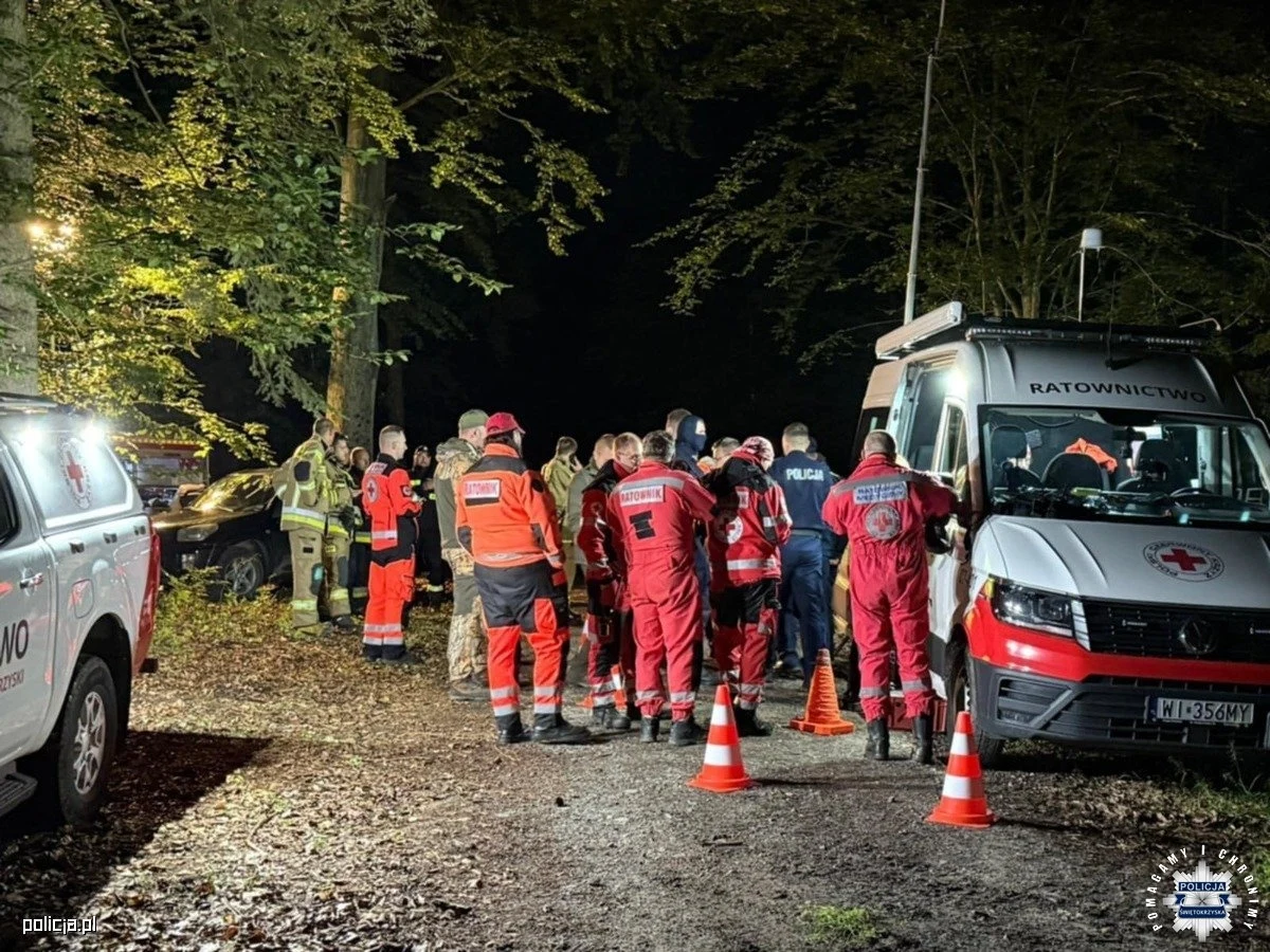 We wtorek nad ranem udało się odnaleźć  w lesie zziębniętą 14-latkę z Daleszyc (Świętokrzyskie). Dziewczynka zaginęła w poniedziałek. Kluczową rolę w poszukiwaniach odegrali przewodnicy z psem ratowniczym ze stowarzyszenia STORAT z Rzeszowa.

