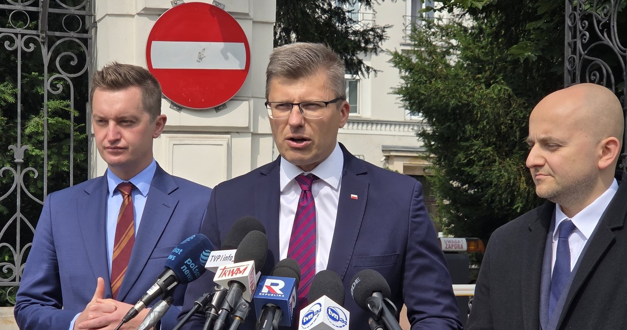 PiS wzywa Tuska do dymisji. Akcja posłów przed ministerstwami