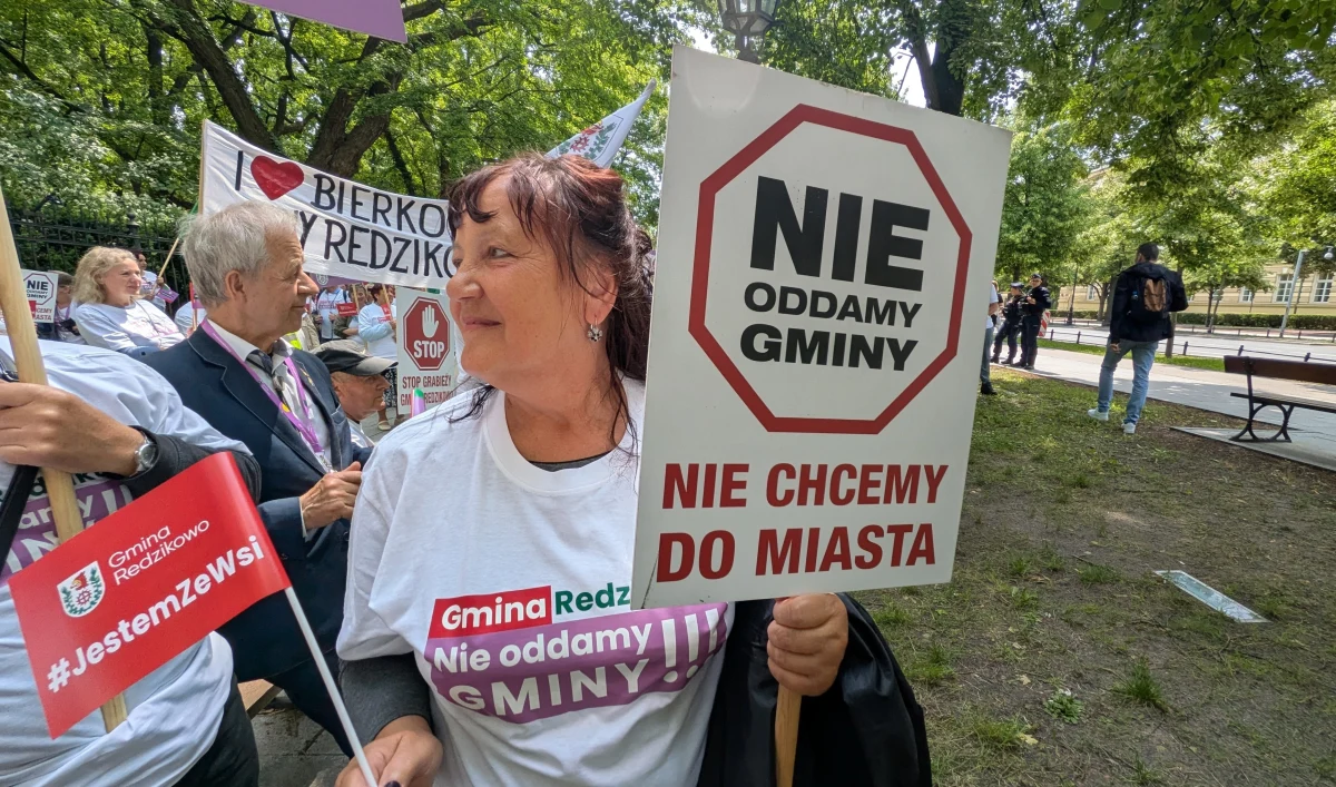 Kilkaset osób: urzędnicy i mieszkańcy z różnych zakątków Polski, zebrało się dziś w Warszawie, by głośno sprzeciwić się wchłanianiu ich terenów przez sąsiednie miasta. Protest odbył się pod hasłem "Jestem ze wsi". 