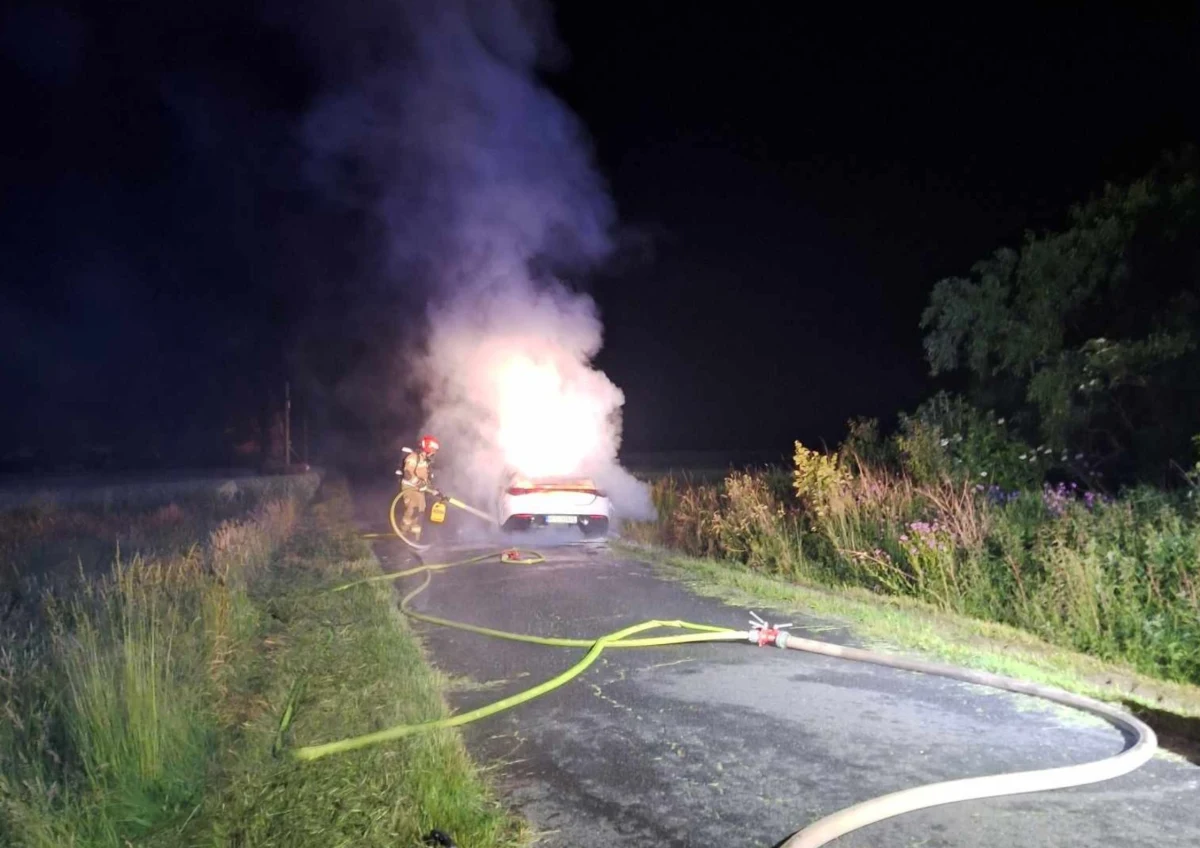 Kilka minut po północy strażacy zostali wezwani do pożaru samochodu elektrycznego w miejscowości Zaleśna (woj. wielkopolskie). Pojazd był w całości objęty ogniem jeszcze przed przybyciem pierwszych zastępów straży pożarnej.