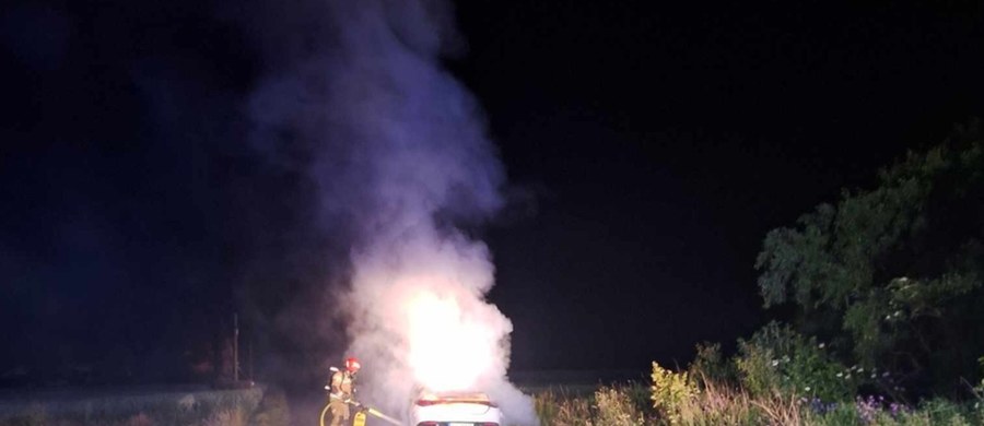 Kilka minut po północy strażacy zostali wezwani do pożaru samochodu elektrycznego w miejscowości Zaleśna (woj. wielkopolskie). Pojazd był w całości objęty ogniem jeszcze przed przybyciem pierwszych zastępów straży pożarnej.