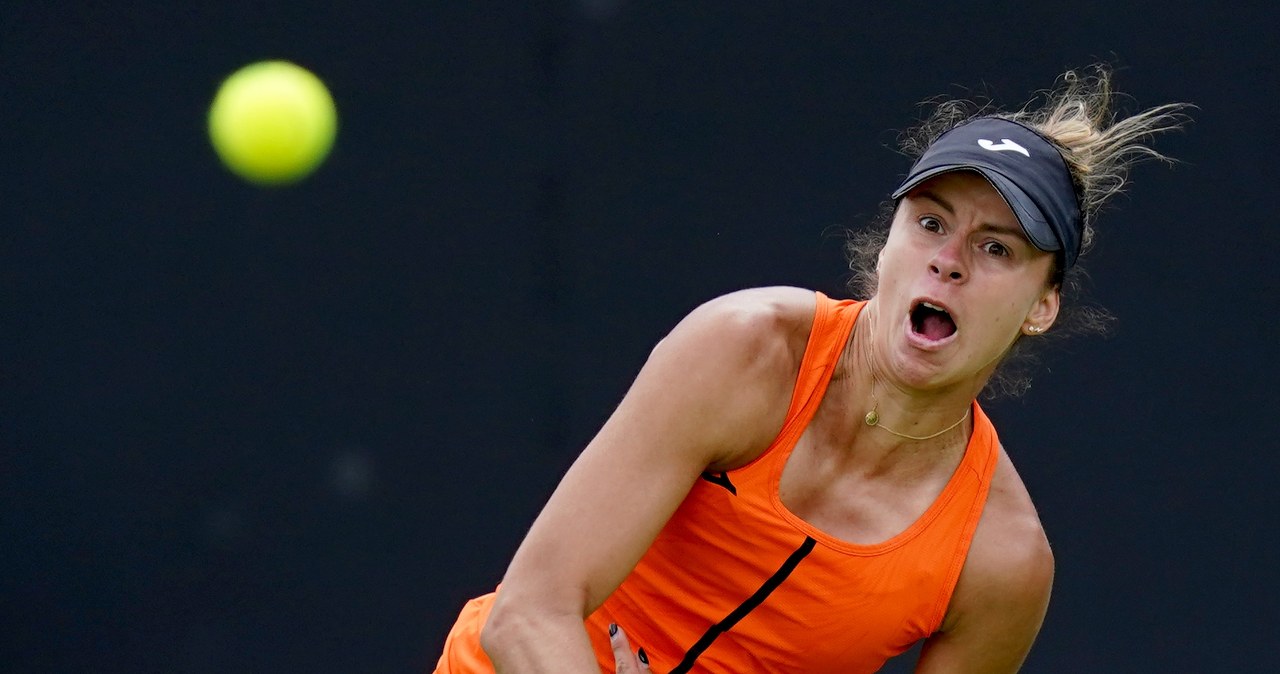 Dwa meczbole i zwrot w starciu Linette. Niemal sześć godzin od pierwszej akcji