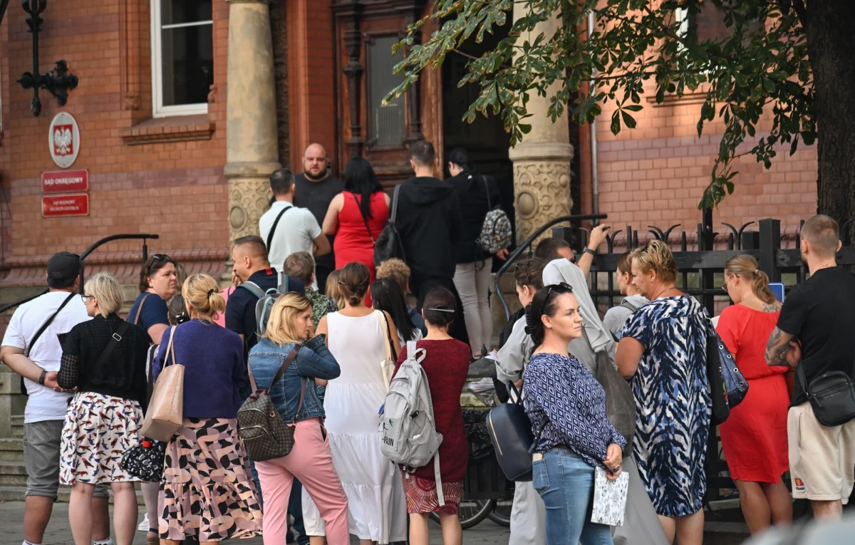 Rząd przyjął nowelizację "ustawy Kamilka", która znacząco łagodzi kontrowersyjne przepisy dotyczące wymogu przedstawiania zaświadczeń o niekaralności. Od teraz rodzice, którzy pomagają na wycieczkach szkolnych, nie będą musieli uzyskiwać dokumentów z Krajowego Rejestru Karnego.