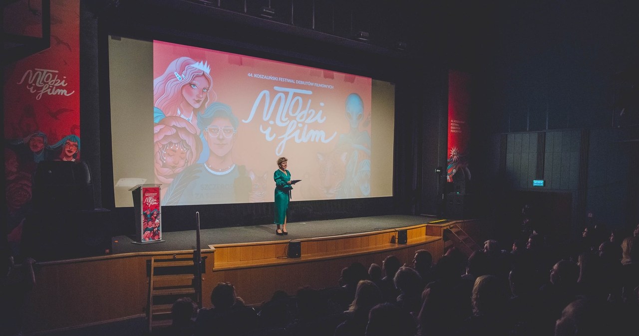 Słowa wolność, bezkompromisowość i młodość towarzyszyły gali otwarcia 44. Koszalińskiego Festiwalu Debiutów Filmowych Młodzi i Film. "Twórcami będziecie zawsze wtedy, kiedy będziecie wolni. Kiedy będziecie robili wasze kolejne filmy, nie zapominajcie o tym. (...) Będziemy za was trzymali kciuki i robili wszystko, byście w tej wolności twórczej mogli pozostać"  - powiedział prezes Stowarzyszenia Filmowców Polskich Grzegorz Łoszewski. Na tak bezkompromisowo pomyślanej i poprowadzonej gali dawno nie byłam. I oby takich więcej!