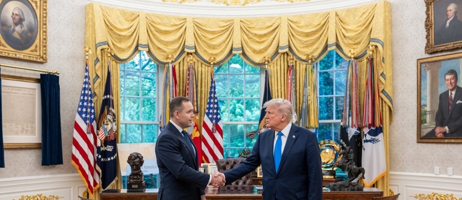Prezydent elekt Karol Nawrocki poinformował o "bardzo dobrej" rozmowie telefonicznej z prezydentem USA Donaldem Trumpem. Politycy rozmawiali m.in. o partnerskich stosunkach, a Nawrocki zaprosił Trumpa do Polski. Otrzymał też zaproszenie do spotkania w Białym Domu.