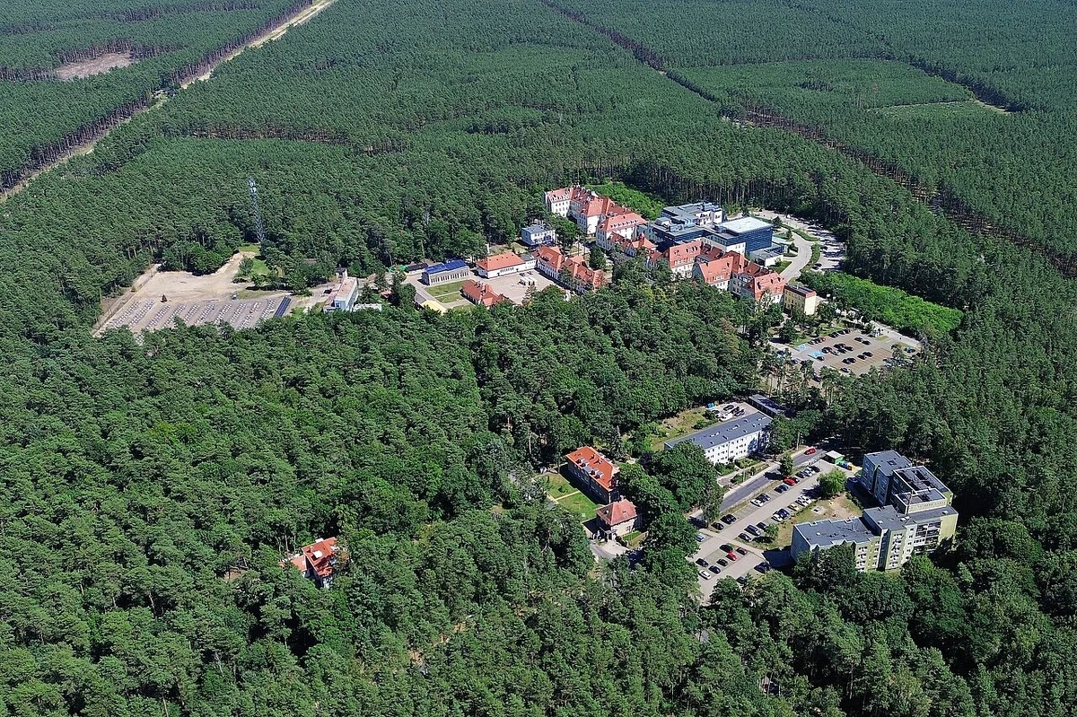 W środę rano saperzy przeprowadzą akcję usunięcia bomby lotniczej z czasów II wojny światowej, odnalezionej na terenie zielonym przy ul. Stary Szlak w Szczecinie. Operacja wiąże się z ewakuacją mieszkańców oraz czasowym zakazem przebywania na otwartej przestrzeni w wyznaczonym rejonie miasta.