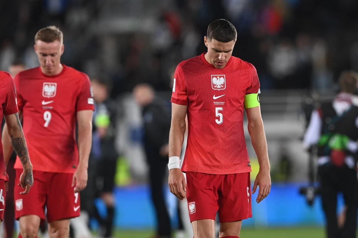 Polscy piłkarze przegrali z reprezentacją Finlandii 1:2 w meczu eliminacji mistrzostw świata. Po meczu głos zabrał trener Michał Probierz. "Zdaję sobie sprawę, że to jest bolesne, ale na pewno nie mam zamiaru podać się do dymisji" - stwierdził. W 73. minucie spotkanie zostało przerwane z powodu zasłabnięcia jednego z kibiców na trybunach Stadionu Olimpijskiego w Helsinkach. Po kilkunastu minutach piłkarze wrócili do gry. 