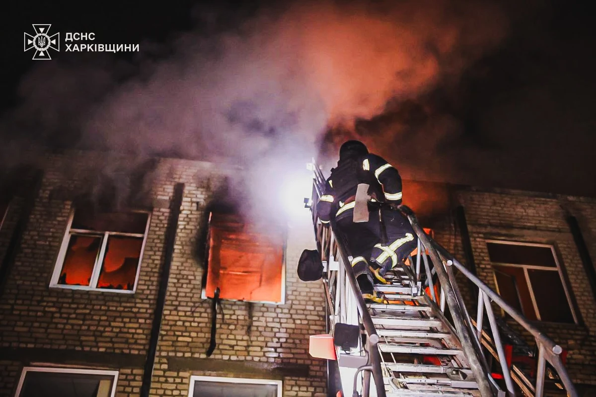 Kolejna tragiczna noc na Ukrainie. Rosjanie ostrzelali Charków, zabijając co najmniej dwie i raniąc kilkadziesiąt osób. Drony uderzyły w wielorodzinne budynki mieszkalne i domy prywatne - poinformował mer miasta Ihor Terechow.