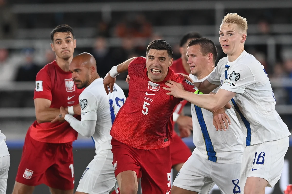 Zamieszanie w reprezentacji Polski, wojna trenera z Robertem Lewandowskim, a potem niespodziewana porażka z Finlandią - sytuacja w kadrze Biało-Czerwonych jest napięta. "Gorzej być nie może i musimy coś zmienić" - powiedział po przegranej w Helsinkach Jan Bednarek, który we wtorkowym meczu pełnił funkcję kapitana.