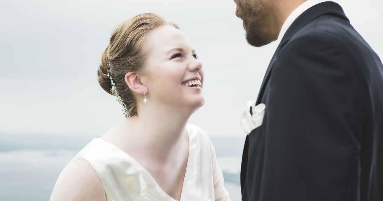 Dokleiła się do zdjęcia mężczyzny w sukni ślubnej. Internauci oszaleli