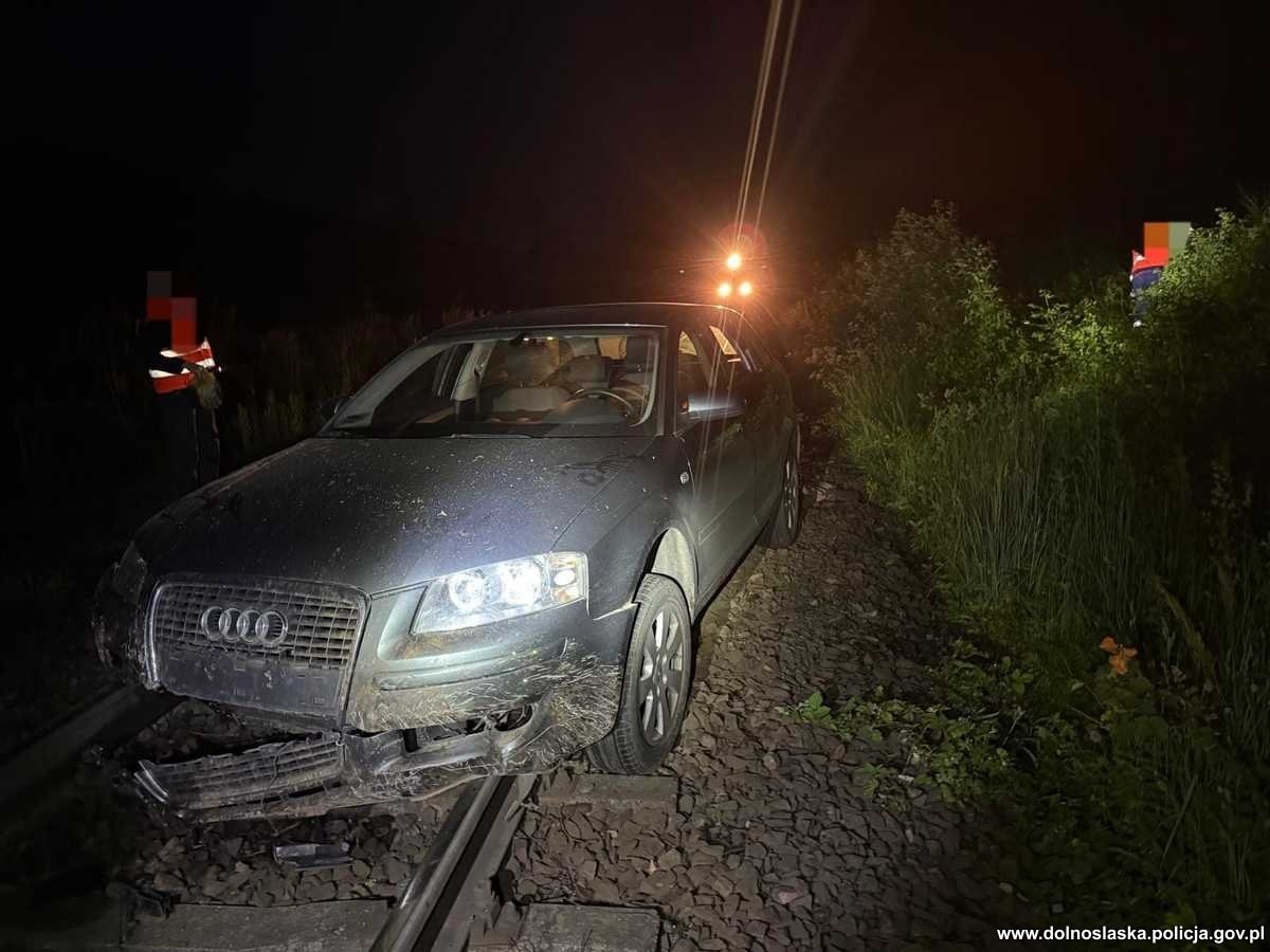 Pijany kierowca audi wjechał na torowisko. Pociąg zwolnił w ostatniej chwili