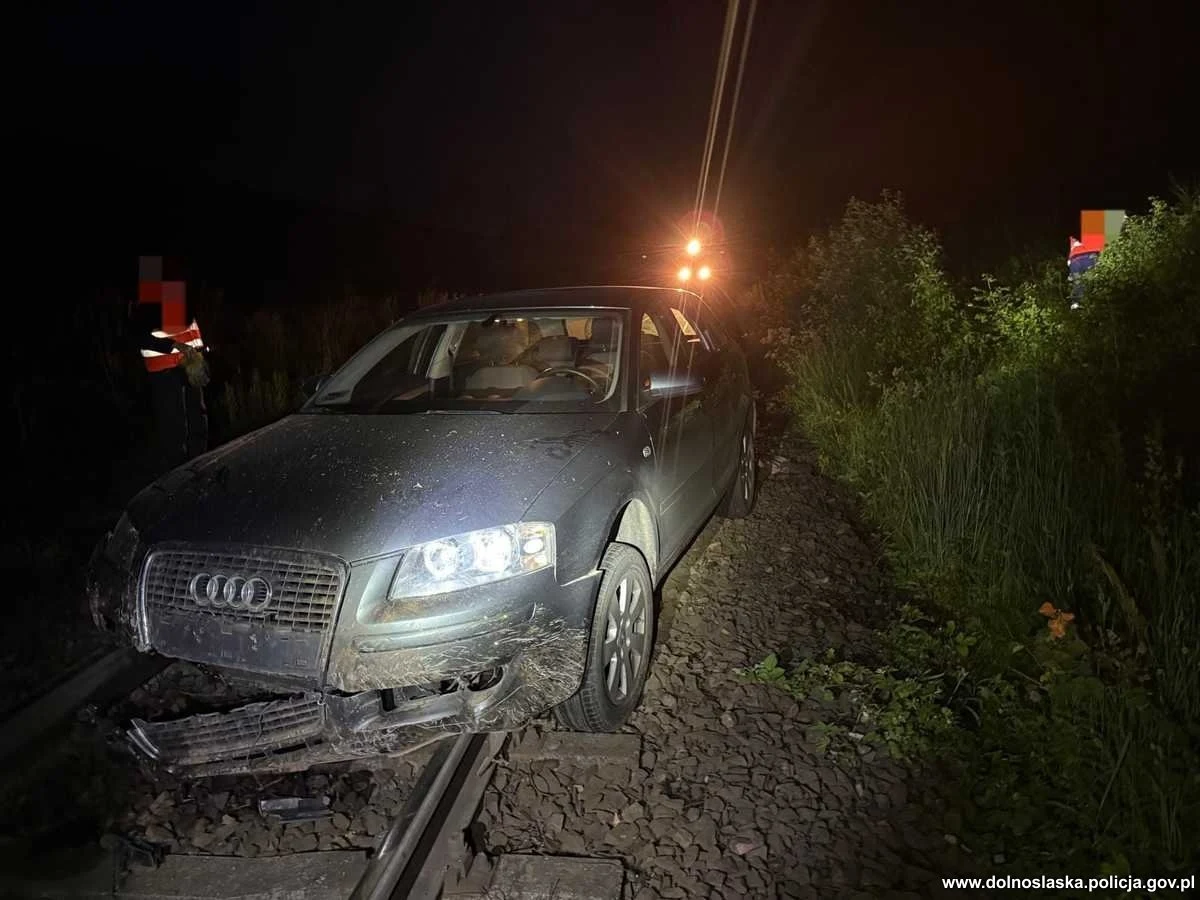 Policjanci zatrzymali 45-latka, który w nocy, kierując audi, wjechał na torowisko kolejowe w powiecie kłodzkim. Mężczyzna nie był w stanie samodzielnie zjechać z torów, porzucił więc pojazd i uciekł z miejsca zdarzenia, nie powiadamiając służb. Tylko dzięki czujności maszynisty prowadzącego pociąg towarowy nie doszło do tragedii. 