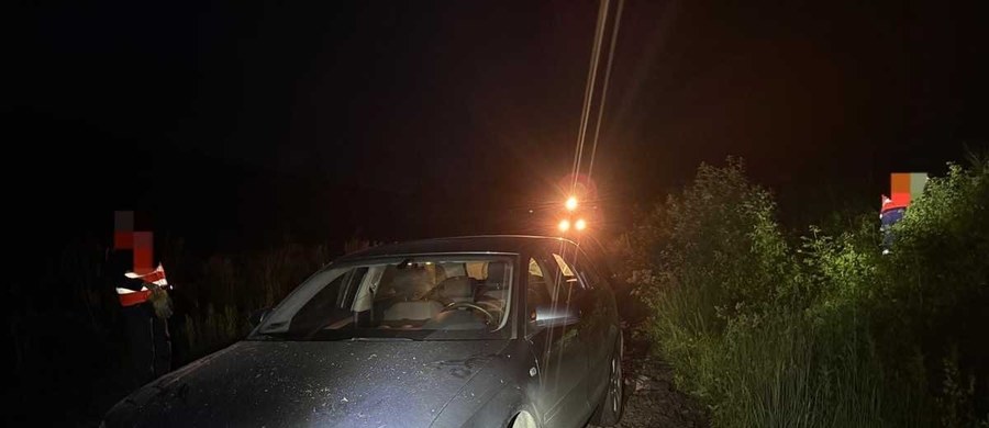 Policjanci zatrzymali 45-latka, który w nocy, kierując audi, wjechał na torowisko kolejowe w powiecie kłodzkim. Mężczyzna nie był w stanie samodzielnie zjechać z torów, porzucił więc pojazd i uciekł z miejsca zdarzenia, nie powiadamiając służb. Tylko dzięki czujności maszynisty prowadzącego pociąg towarowy nie doszło do tragedii. 