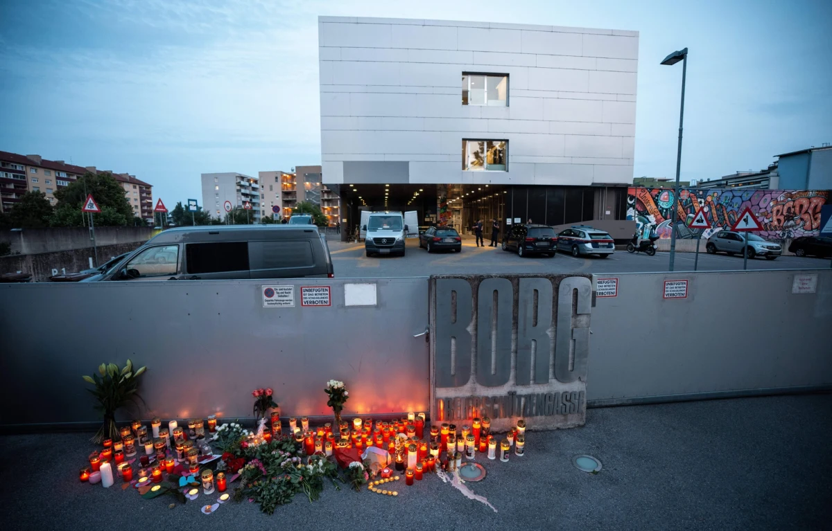 W domu 21-letniego Austriaka, który zabił w szkole w Grazu 10 osób, znaleziono niedziałającą bombę rurową – potwierdza policja. Podaje także, że zanim wszedł on z bronią do budynku, wysłał matce pożegnalne wideo. Dziś ujawniono także wiek zabitych przez Artura A. osób. 