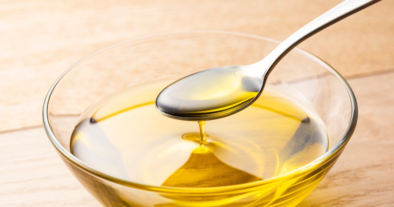 Sięgaj po łyżkę dziennie. Ten olej polecają sercowcom