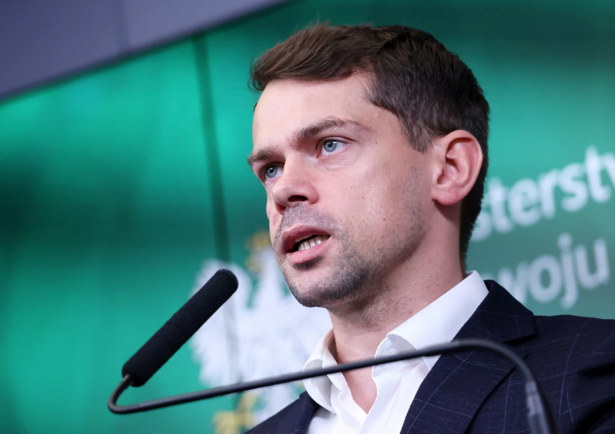 "Dyplom, który uzyskałem, zdając egzamin, nigdy przeze mnie do niczego nie był wykorzystany" - powiedział wiceminister rolnictwa Michał Kołodziejczak. Zaprzeczył on doniesieniom, że miał kupić dyplom uczelni Collegium Humanum. 