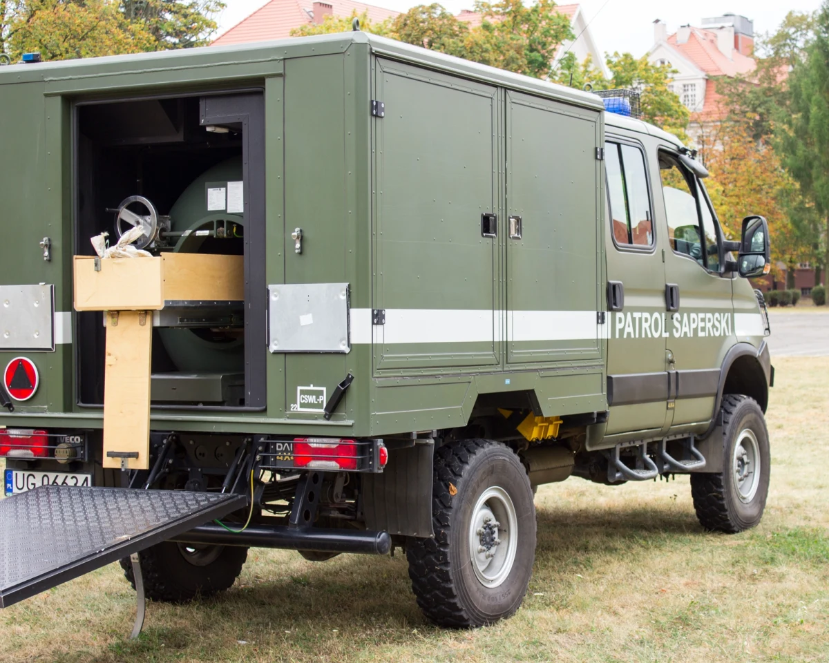 Niewybuch znaleziony na terenie zielonym przy ul. Stary Szlak w Szczecinie został już zabrany przez saperów - przekazała w środę po godz. 10 Komenda Miejska Policji w Szczecinie. O znalezieniu bomby lotniczej z II wojny światowej poinformował dzień wcześniej urząd miasta. Mieszkańców ulicy ewakuowano.