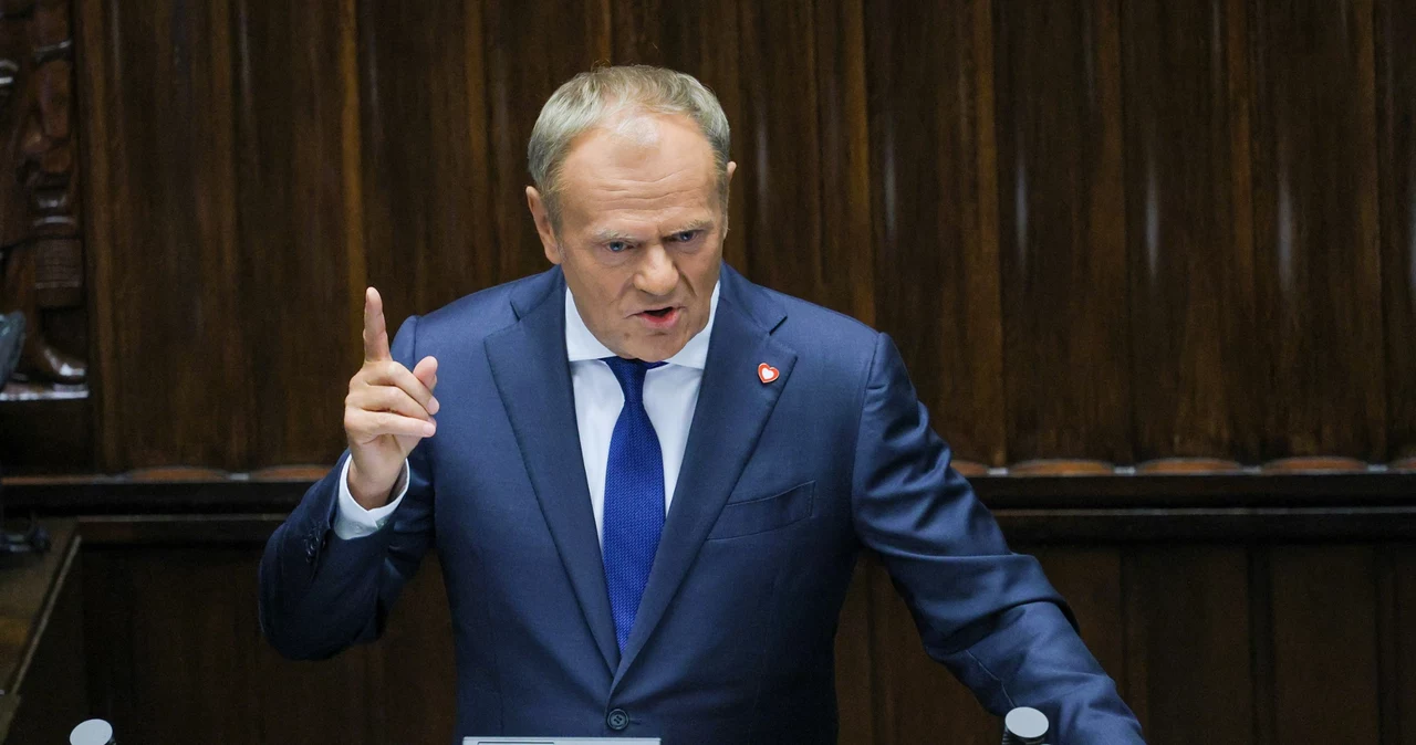 Premier Donald Tusk przemawia na sali obrad Sejmu w Warszawie, 11 bm. Premier Tusk przedstawia w Sejmie wniosek o wotum zaufania dla rządu